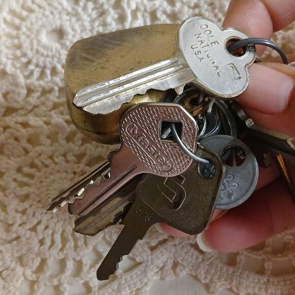Vintage Brass Heart Shaped 2.5 inch Key‎ Chain with 13 Keys - Picture 13 of 15